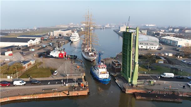 Spektakel in Bremerhaven: „Schulschiff Deutschland“ wird ins Dock gebracht (mit Video) „Schulschiff Deutschland“ an ihrem Liegeplatz.