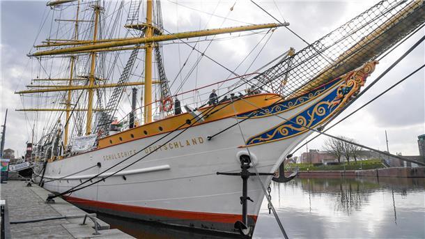 Warum die „Schulschiff Deutschland“ den Liegeplatz in Bremerhaven verlassen muss Blick auf ein großes weißes Segelschiff an der Kaje in Bremerhaven.