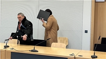 Die „Schummelärztin“ betritt mit ihrem Verteidiger Dr. Wolfgang van Hall den Gerichtssaal am Landgericht Osnabrück. 