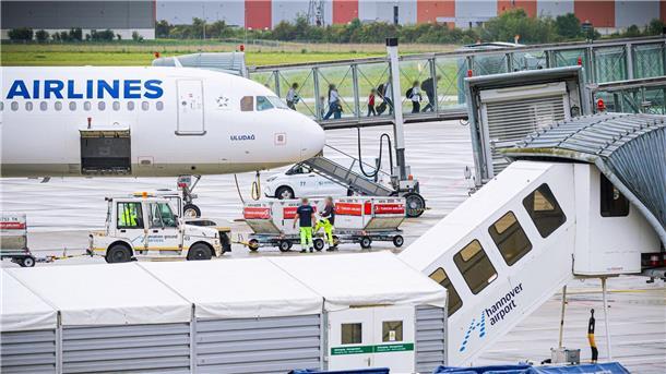 Flug mit über 40 Afghanen in Deutschland gelandet Die schwarz-rote Bundesregierung hatte das Aufnahmeprogramm für besonders gefährdete Afghaninnen und Afghanen im Mai gestoppt.