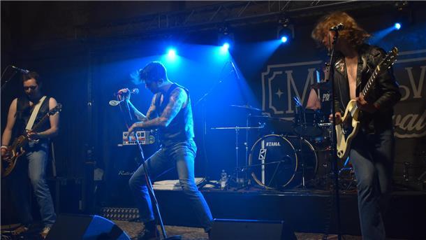 Band auf Bühne