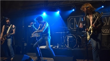 Band auf Bühne