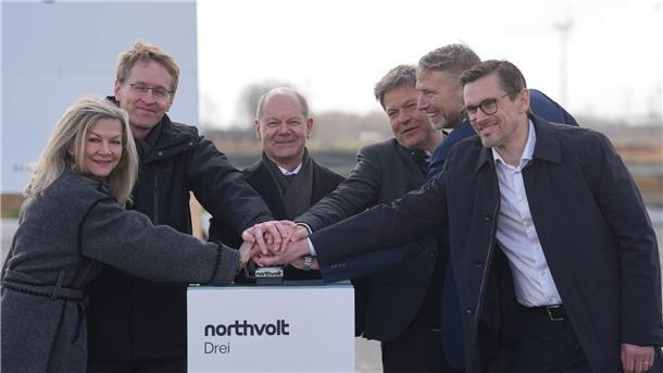 Baustart für Batteriezellfabrik in Schleswig-Holstein Die schwedische Botschafterin Veronika Wand-Danielsson (l-r), Ministerpräsident Daniel Günther, Bundeskanzler Olaf Scholz Wirtschaftsminister Robert Habeck, Northvolt-CEO Peter Carlsson und Geschäftsführer Christopher Haux beim Baubeginn.