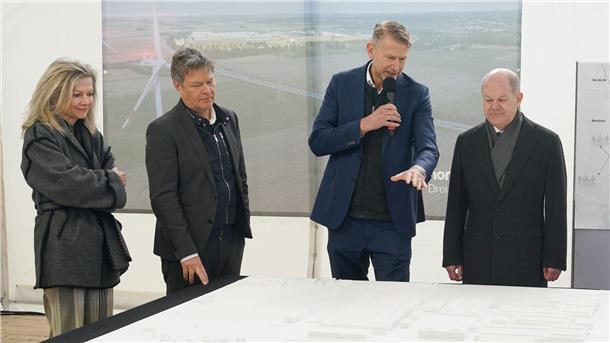 Baustart für Batteriezellfabrik in Schleswig-Holstein Die schwedische Botschafterin Veronika Wand-Danielsson (l-r), Wirtschaftsminister Robert Habeck, Northvolt-CEO Peter Carlsson und Bundeskanzler Olaf Scholz vor einem 3-D-Modell des Fabrikareals.