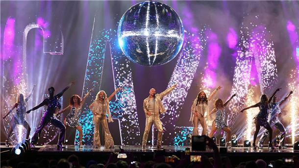 Buhrufe, Rauswurf, Festnahmen: Eklats bei ESC-Finale Die schwedische Disco-Band Alcazar sang ihren Klassiker „Crying at the Discoteque“.