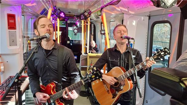 Mando Diao rockt in der Straßenbahn in Hannover Die schwedische Rockband Mando Diao gab ein Konzert in der Hannoveraner Stadtbahn.