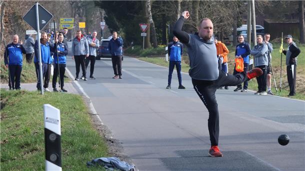Arne Frerichs beim Boßel-Wettkampf zwischen dem KBV Kreuzmoor/Bekhausen und dem KBV Schweewarden.