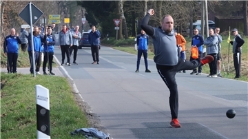 Arne Frerichs beim Boßel-Wettkampf zwischen dem KBV Kreuzmoor/Bekhausen und dem KBV Schweewarden.
