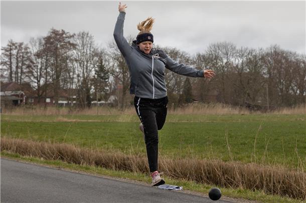 Trotz Niederlage am letzten Spieltag steht Reitland in der Finalrunde Judith Reins vom KBV Schweewarden Boßeln