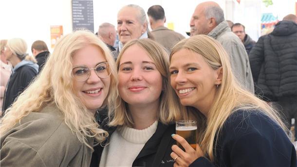 Am Montag fand die Schweinskopfversteigerung des Rodenkircher Markts 2025 statt. Es gab reichlich Freibier und viele begeisterte Besucher. 