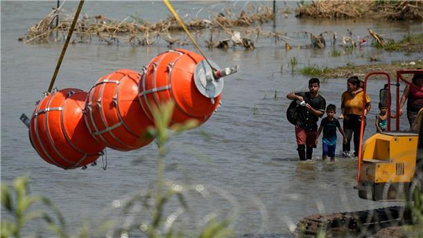 Mexiko: Schwimmende Mauer gegen Migration abschaffen Die schwimmende Barriere soll Migranten daran hindern, von Mexiko nach Texas zu gelangen.