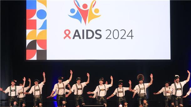 Die „Schwuhplattler“ treten bei der Eröffnung der 25. Welt-Aids-Konferenz auf.