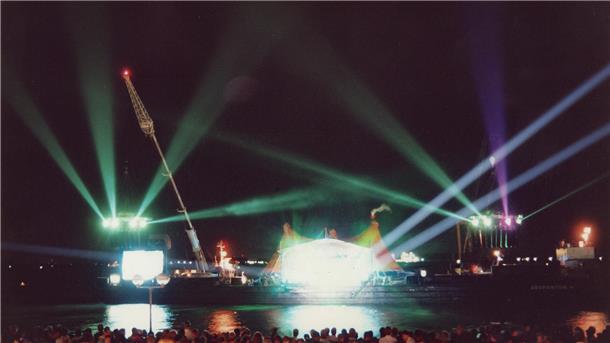 Legendäres Scorpions-Konzert in Bremerhaven: Hier gibt’s den kompletten Auftritt Eine Lichtshow auf einer Bühne.