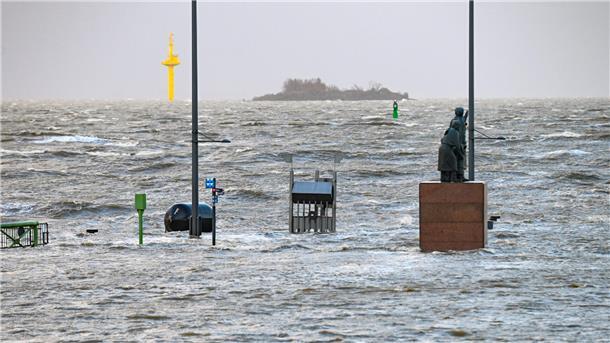 DER ADVENTS-STURM (Update 50): Hochwasser hat Stadt und Land im Griff, Schäden auch in der Wesermarsch, Zugverkehr weiter gestört Die Seebäderkaje ist zum Seebädermeer geworden.
