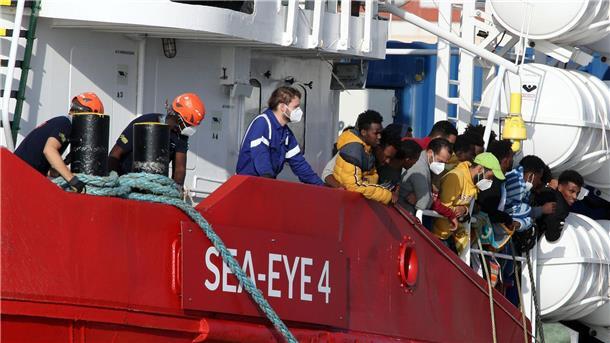 Die Seenotretter fürchten, dass sie künftig weniger Menschen helfen können. (Archivbild)