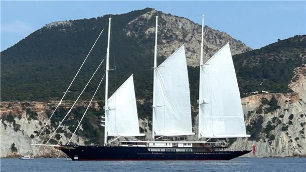Weniger Superreiche: Finanzvermögen weltweit gesunken Die Segelyacht „Koru“ von Amazon-Gründer Jeff Bezos fährt vor der Küste von Ibiza durchs Mittelmeer.