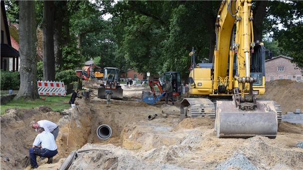 Die seit Wochen gesperrte Dorfstraße in Seedorf ist eine Großbaustelle. Der Ortskern erhält im Bereich der Alten Schule ein völlig neues Gesicht.