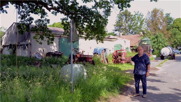 Die Sellstedter, hier Bürgermeister Ralf Wolter, setzen darauf, dass mit dem neuen Baugebiet auch dieser verfallene Bauernhof an der Ortsdurchgangsstraße verschwindet.