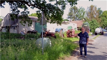 Die Sellstedter, hier Bürgermeister Ralf Wolter, setzen darauf, dass mit dem neuen Baugebiet auch dieser verfallene Bauernhof an der Ortsdurchgangsstraße verschwindet.