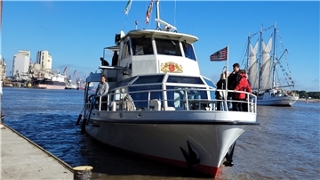 Die Senatsbarkasse legte gegen 11.25 Uhr an der Braker Kaje an. Im Hintergrund der Hafen und die „Lissy“.