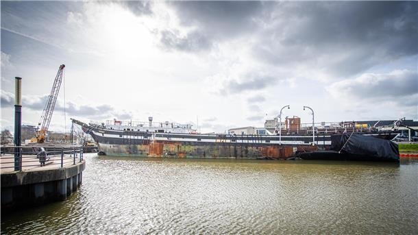 Die "Seute Deern" hat Schräglage. Das Heck liegt etwas tiefer im Wasser des Museumshafens. Laut DSM liegt das daran, dass die Masten demontiert wurden. Das Gewicht von Fock- und Großmast auf dem Vorschiff war natürlich größer als das Gewicht vom Besanmast auf dem Achterschiff. Ende März soll die „Seute Deern“ ihre letzte Reise antreten.