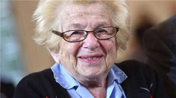 Die Sexualtherapeutin Ruth Westheimer lächelt am Rande der Verleihung des Friedenspreises des Deutschen Buchhandels in der Paulskirche. Jetzt wird sie 95.