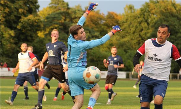 Schwei/Seefeld/Rönnelmoor schockt den TuS Einswarden im Pokal mit späten Toren Fußball-Pokalspiel zwischen SG Schwei/Seefeld/Rönnelmoor und TuS Einswarden