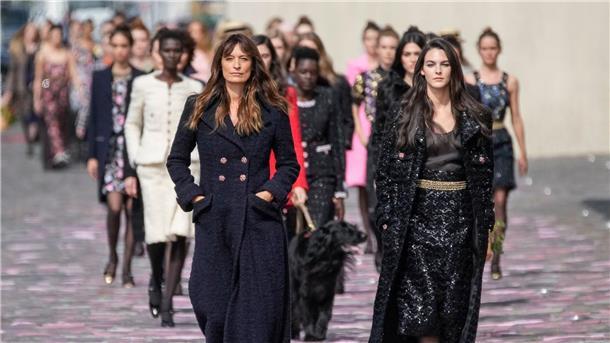 Chanel macht das Seine-Ufer zum Laufsteg  Die Show wurde von der langjährigen Chanel-Muse Caroline de Maigret (l) eröffnet.