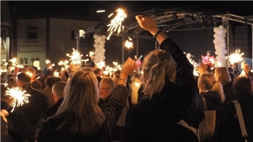 Wunderkerzen-schwenkende Menschen beim Musiksommer in Bremerhaven