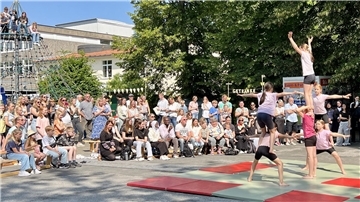 Vorführung von Akrobatik auf Schulhof