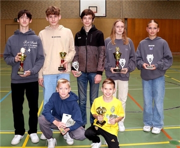 Die Sieger beim Spendenlauf der Haupt- und Realschule (HRS) Loxstedt, der 1.210 Euro einbrachte (von links): Nanado Marquardt (R9c), Felix Becker (R9c), William Loock (R10c), Elisa Krieten (9c), Helene Welter (R7a), Cyprian Komosinski (R6a) und Andree Ebel (R5c); nicht anwesend: Oskar Komosinski (R8a)