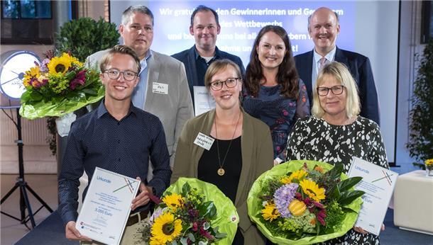 Die Sieger (hinten v.l.): Sven Plate und Stefan Molkentin, Wirtschaftstreff Osterholz-Scharmbeck sowie Kathrin Wiellowicz und Chrstoph v. Speßhardt, IHK Stade und (vordere Reihe v.l): Vertreter Ankerplatz Stade e.V. und Kerstin Bredehöft von der Buchhandlung Lesezeichen in Zeven.