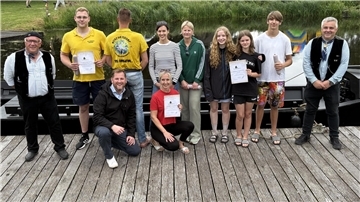Die Siegerinnen und Sieger der diesjährigen Klappstauregatta freuen sich über ihre Urkunden.