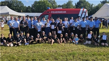 Die siegreichen Teams freuen sich über ihre Pokale und Urkunden.