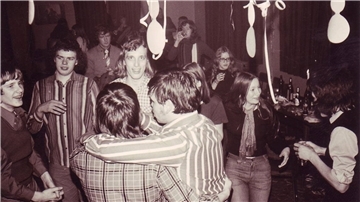 Die Silvesterfeier 1973 fand im neuen Jugendzentrum statt. Strahlend mittendrin: Udo Nobel, damals noch ohne Bart.