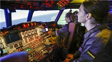 Die Simulationscockpits der P-3C und des Hubschraubers vom Typ „Sea Lynx“ MK88A durften unter Anleitung der Fluglehrer erprobt werden.