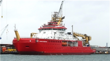 Ein Schiff, rot. Vor Anker in einem Hafen. Die „Sir David Attenborough“ wird in Dänemark für ihre nächste Antarktis-Expedition vorbereitet. Das moderne Forschungsschiff war bereits 2021 in Frederikshavn zur Überholung.