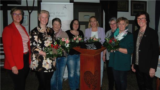 Die Sittenser Vorstandsfrauen überreichten eine Gartenskulptur (von links): Elisabeth Brunkhorst (Landesverband), Yvonne Hauschild, Kerstin Wilkens, Swantje Priess, Sabine Lange, Andrea Nack, Martina Klindworth, Marlene Geestmann (Kreisverband).