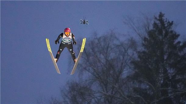 Drohne stürzt bei Springen in Bischofshofen herab Die Skispringer werden bei der Vierschanzentournee von Drohnen aufgezeichnet, wie hier in der Qualifikation beim deutschen Athleten Felix Hoffmann.