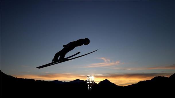 Skispringerin nackt vor Arzt: „Fühlte sich eklig an“ Die Skispringerin, die im Weltcup noch keine Topplatzierungen erreichte, sprach in einem Podcast über ihre Erfahrungen.