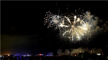 Die Skyline von Bremerhaven und das Feuerwerk der Maritimen Tage - ein wunderschöner Anblick.