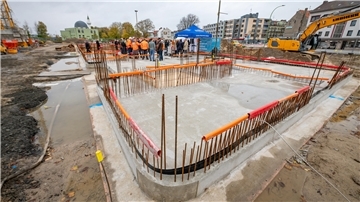 Die Sohlplatte für einen Gebäudeteil ist schon gegossen - demnächst geht es in die Höhe. 