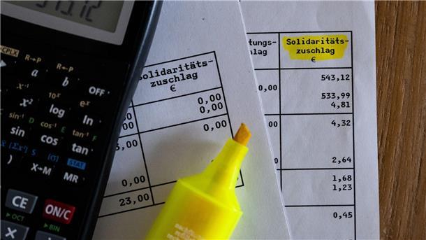 Klage abgelehnt - der Soli bleibt Die Soli-Einnahmen sind nach wie vor hoch, ganz überwiegend bezahlt von Unternehmen und Besserverdienern.