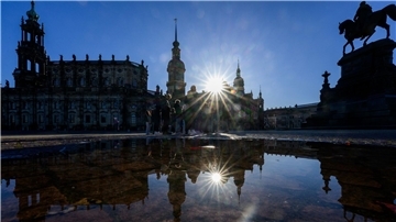 Die Sonne scheint über dem Theaterplatz in Dresden.