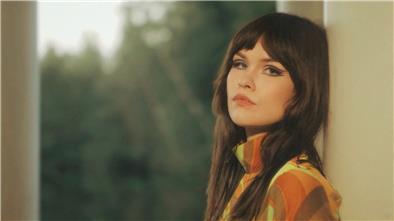 Das ist los in der Kultur in Bremerhaven und dem Cuxland: Unsere Tipps Eine junge Frau mit langen braunen Haaren blickt ernst in die Kamera.