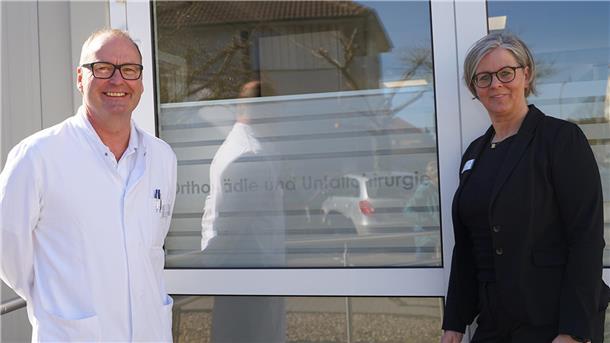 Die Spadenerin Imke Wrede ist rundum zufrieden mit ihrer Knie-OP. Mit ihr freut sich Chefarzt Dr. Lars Heide vom zertifizierten Endo-Prothetik-Zentrum des St.-Bernhard-Hospitals Brake. 