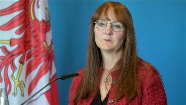 Linke und Grüne: Verfassungsschutzchef wieder einstellen Die SPD-Politikerin Katrin Lange gibt nach tagelangem Streit um die Entlassung des Verfassungsschutzchefs in Brandenburg ihr Amt als Innenministerin auf.