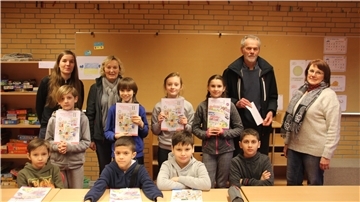 Die Spendenübergabe in Höhe von 120 Euro in der Gosekamp-Grundschule Zeven mit Theo Maxin, Vorsitzender Kreis-Leichtathletik-Verein Rotenburg e.V.; Schulsozialarbeiterin Sandra Grützmacher (links), Schulleiterin Heike Gathmann und Sprachmittlerin Katja Köhler (rechts) sowie ukrainische Kinder aus der „Willkommensgruppe“.