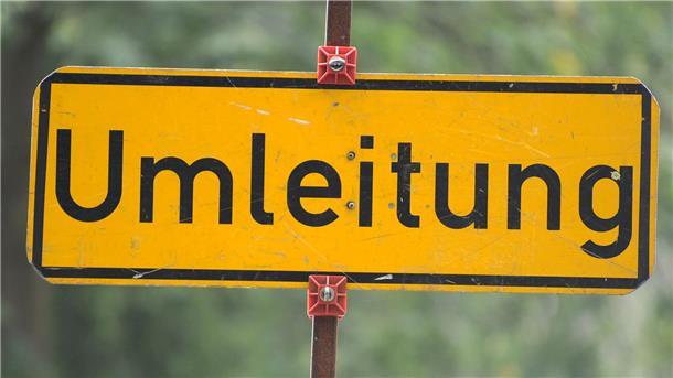 Auf ein Straßenschild steht Umleitung geschrieben.