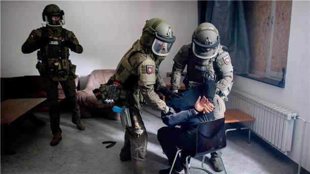Die Spezialisten sind etwa im Einsatz, wenn international gesuchte Straftäter festgenommen werden.